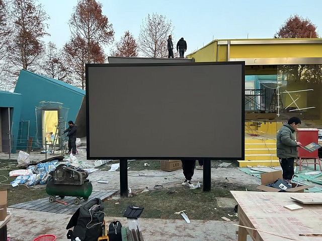 上海某戶外P2.5高清全彩LED顯示屏安裝施工圖片